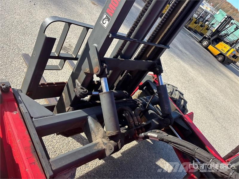 Moffett M8 50.3NX 5000 lb 3x3 Truck Mounted Forklift Stivuitoare montate pe camioane