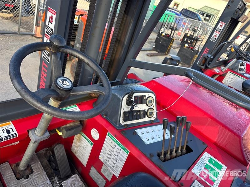 Moffett M8 50.3NX 5000 lb 3x3 Truck Mounted Forklift Stivuitoare montate pe camioane