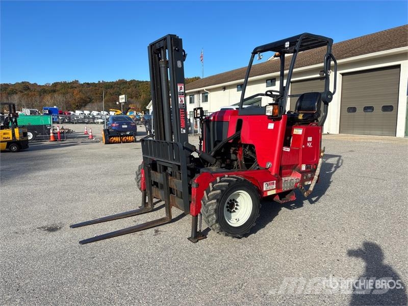 Moffett M8 50.3NX 5000 lb 3x3 Truck Mounted Forklift Stivuitoare montate pe camioane