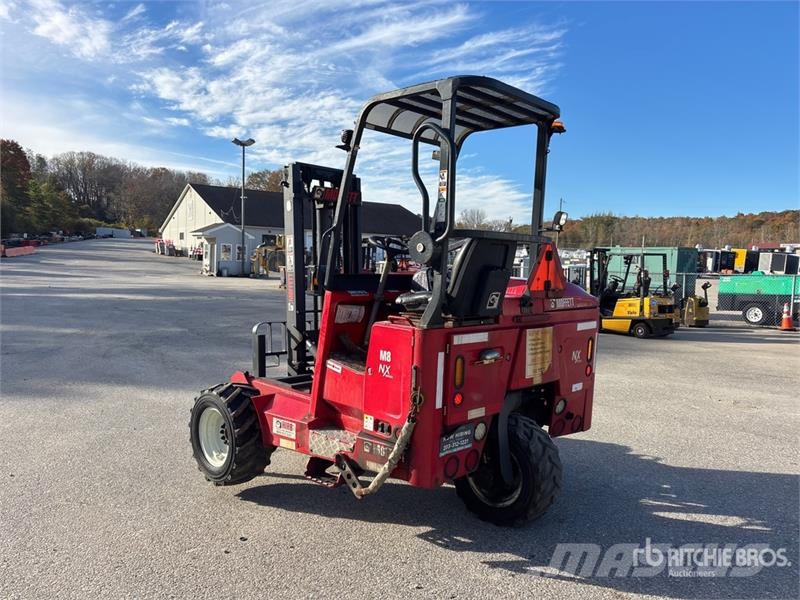 Moffett M8 50.3NX 5000 lb 3x3 Truck Mounted Forklift Stivuitoare montate pe camioane