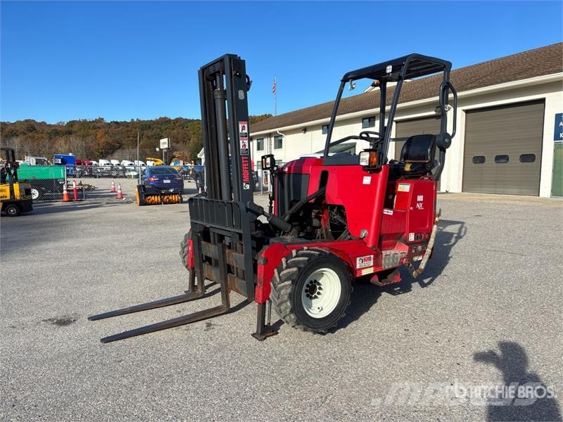 Moffett M8 50.3NX 5000 lb 3x3 Truck Mounted Forklift Stivuitoare montate pe camioane