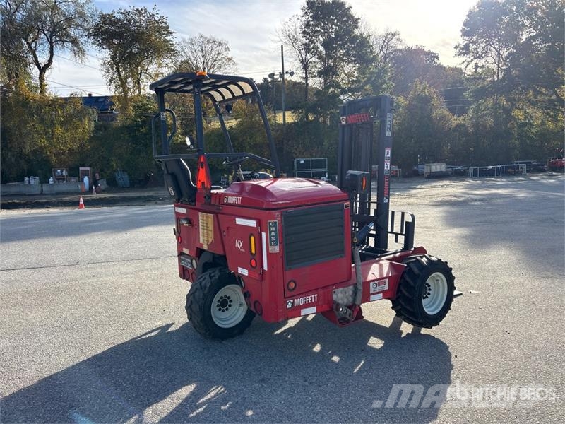Moffett M8 50.3NX 5000 lb 3x3 Truck Mounted Forklift Stivuitoare montate pe camioane