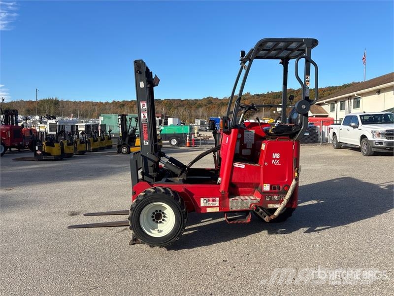 Moffett M8 50.3NX 5000 lb 3x3 Truck Mounted Forklift Stivuitoare montate pe camioane