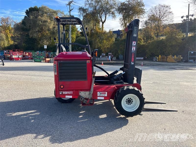 Moffett M8 50.3NX 5000 lb 3x3 Truck Mounted Forklift Stivuitoare montate pe camioane