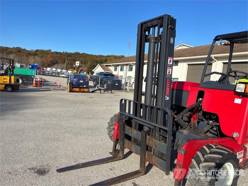 Moffett M8 50.3NX 5000 lb 3x3 Truck Mounted Forklift Stivuitoare montate pe camioane