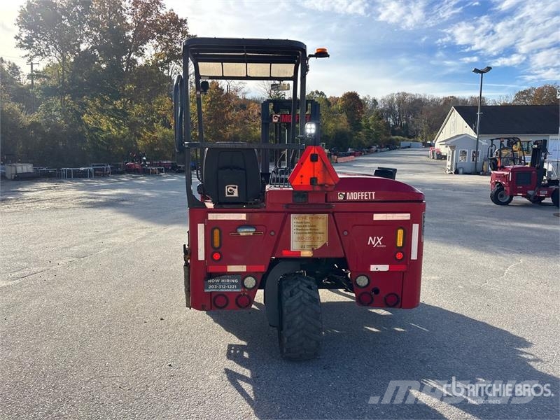 Moffett M8 50.3NX 5000 lb 3x3 Truck Mounted Forklift Stivuitoare montate pe camioane
