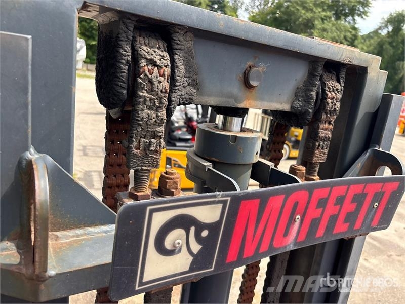 Moffett M8 5000 lb 3x3 Truck Mounted Forklift Mitnahmestapler