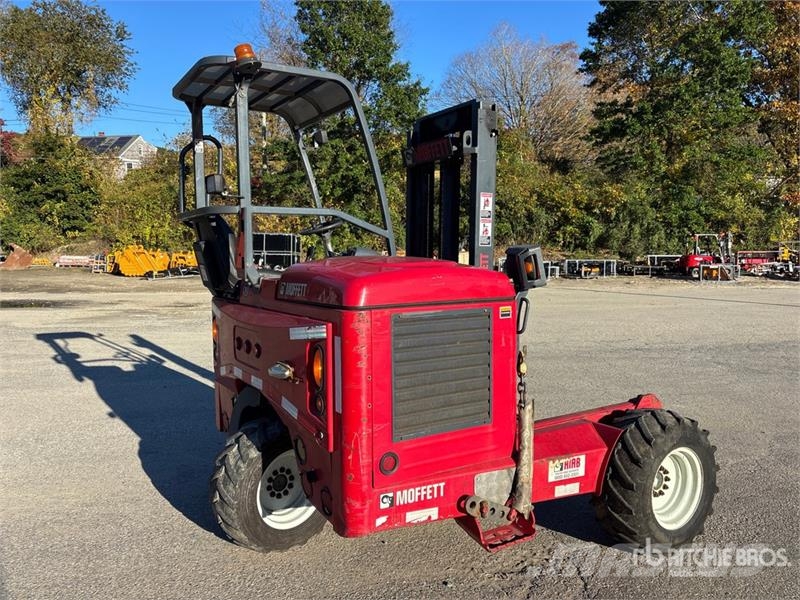 Moffett M8 55.3 5500 lb 3x3 Truck Mounted Forklift Stivuitoare montate pe camioane