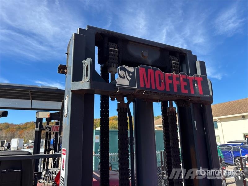 Moffett M8 55.3 5500 lb 3x3 Truck Mounted Forklift Meeneemheftrucks