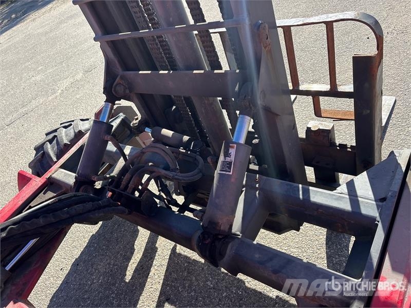 Moffett M8 55.3 5500 lb 3x3 Truck Mounted Forklift Моторизирани високоповдигачи с открити платформи