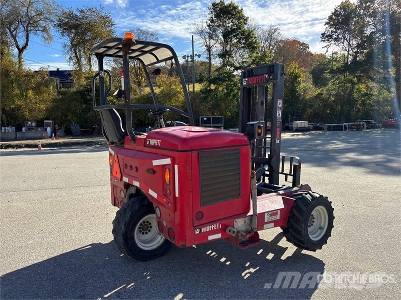 Moffett M8 55.3 5500 lb 3x3 Truck Mounted Forklift Моторизирани високоповдигачи с открити платформи