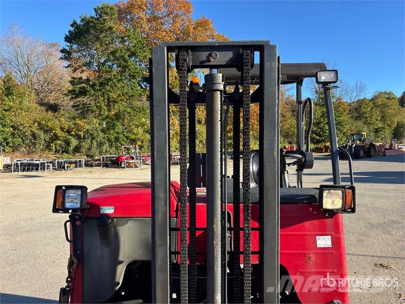 Moffett M8 55.3 5500 lb 3x3 Truck Mounted Forklift Stivuitoare montate pe camioane