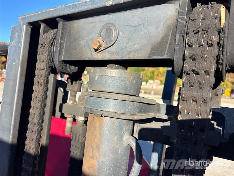 Moffett M8 55.3 5500 lb 3x3 Truck Mounted Forklift Stivuitoare montate pe camioane