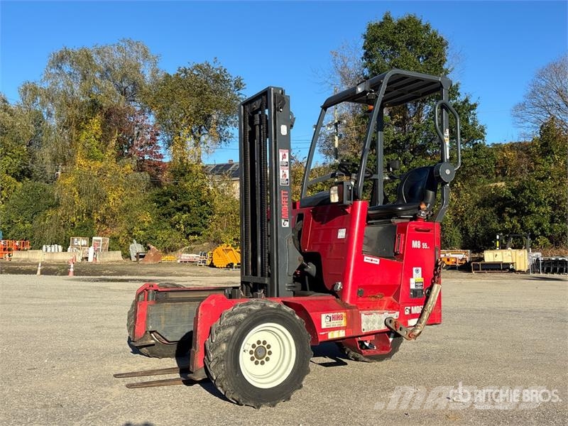 Moffett M8 55.3 5500 lb 3x3 Truck Mounted Forklift Stivuitoare montate pe camioane