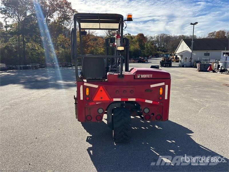 Moffett M8 55.3 5500 lb 3x3 Truck Mounted Forklift Моторизирани високоповдигачи с открити платформи