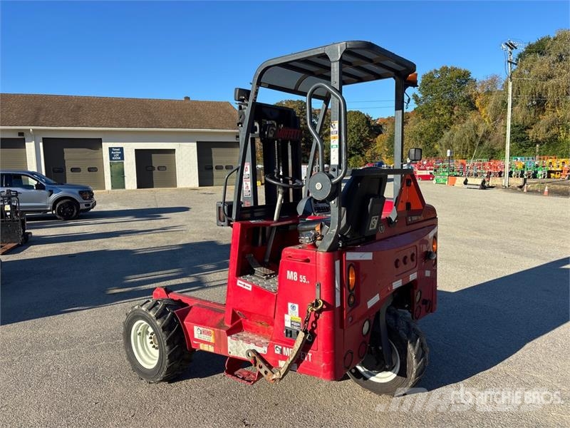 Moffett M8 55.3 5500 lb 3x3 Truck Mounted Forklift Stivuitoare montate pe camioane