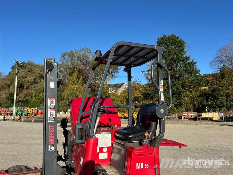 Moffett M8 55.3 5500 lb 3x3 Truck Mounted Forklift Stivuitoare montate pe camioane