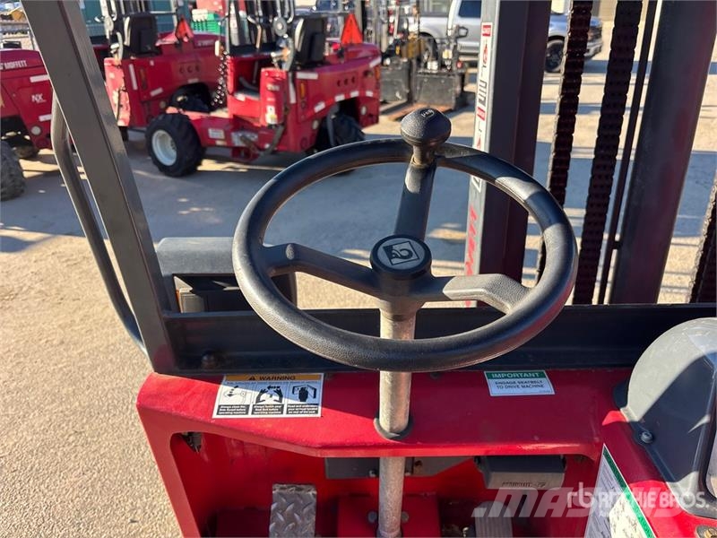 Moffett M8 55.3 5500 lb 3x3 Truck Mounted Forklift Stivuitoare montate pe camioane