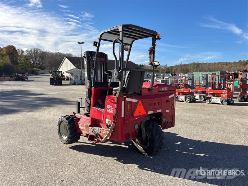Moffett M8 55.3 5500 lb 3x3 Truck Mounted Forklift Моторизирани високоповдигачи с открити платформи