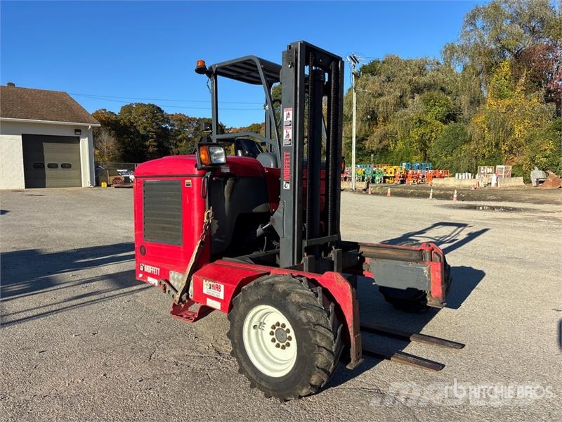 Moffett M8 55.3 5500 lb 3x3 Truck Mounted Forklift Stivuitoare montate pe camioane