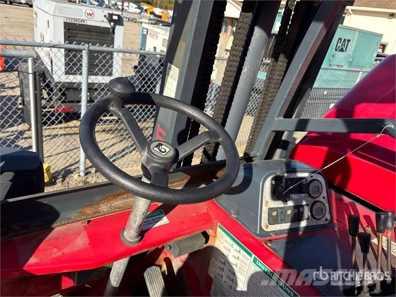 Moffett M8 55.3 5500 lb 3x3 Truck Mounted Forklift Моторизирани високоповдигачи с открити платформи