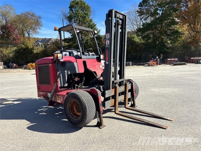 Moffett M8 55.3 5500 lb 3x3 Truck Mounted Forklift Meeneemheftrucks