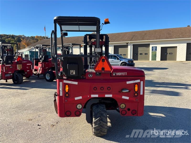 Moffett M8 55.3 5500 lb 3x3 Truck Mounted Forklift Stivuitoare montate pe camioane