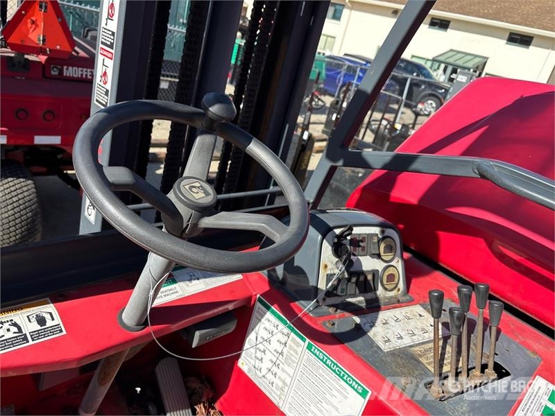 Moffett M8 55.3 5500 lb 3x3 Truck Mounted Forklift Meeneemheftrucks