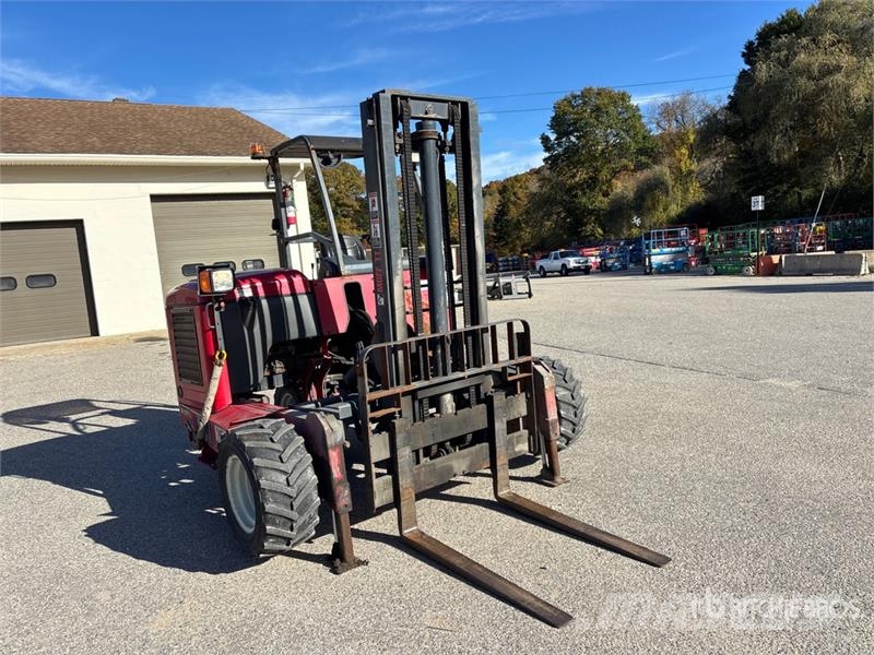Moffett M8 55.3 5500 lb 3x3 Truck Mounted Forklift Моторизирани високоповдигачи с открити платформи