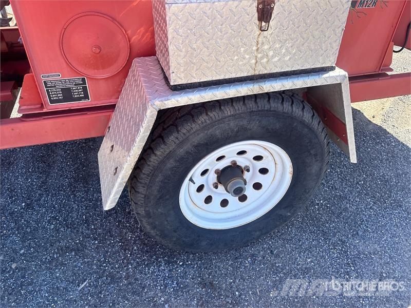 Morbark M12R Tow-Behind Wood Chipper Подрібнювачі деревини