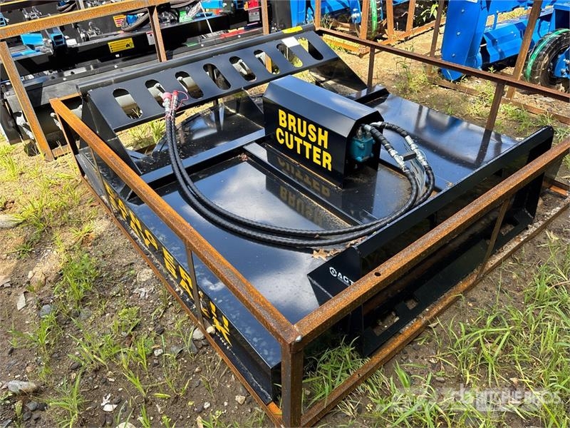 Mower King SSRC 72 in Skid Steer Brush Cutter (Unu Sekačky namontované a tažené