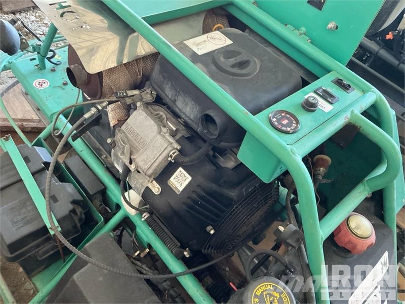 MultiQuip HHNG5 Ride-On Power Trowel Palas