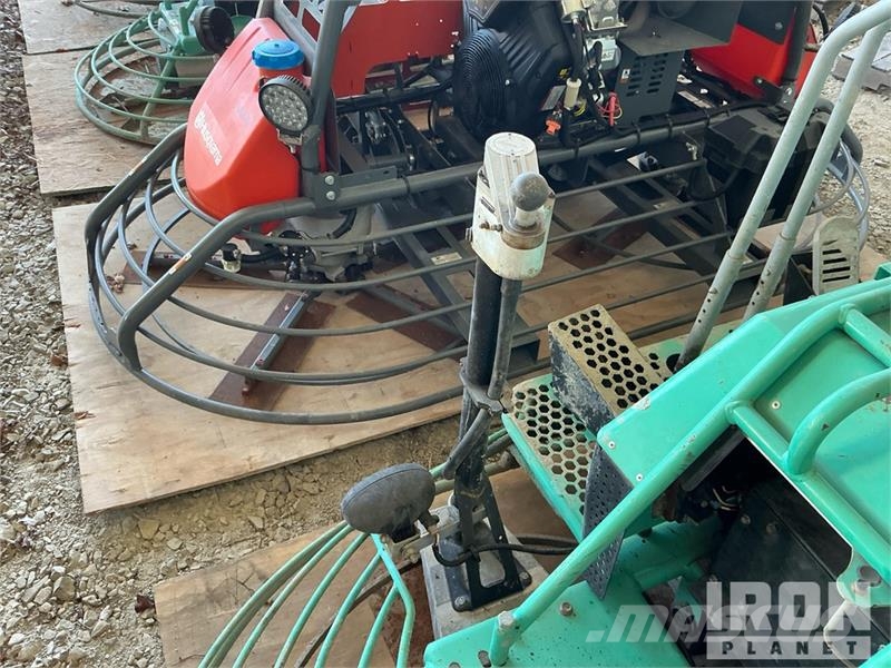 MultiQuip HHNG5 Ride-On Power Trowel Palas
