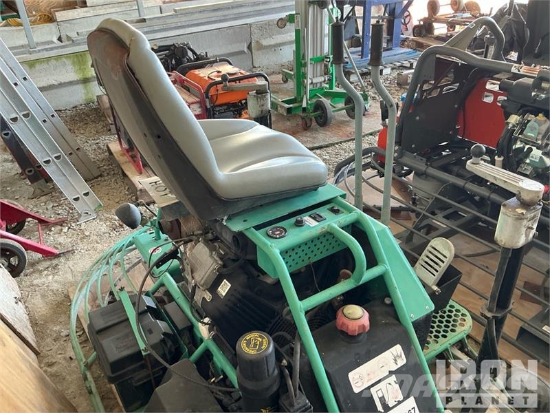 MultiQuip HHNG5 Ride-On Power Trowel Palas