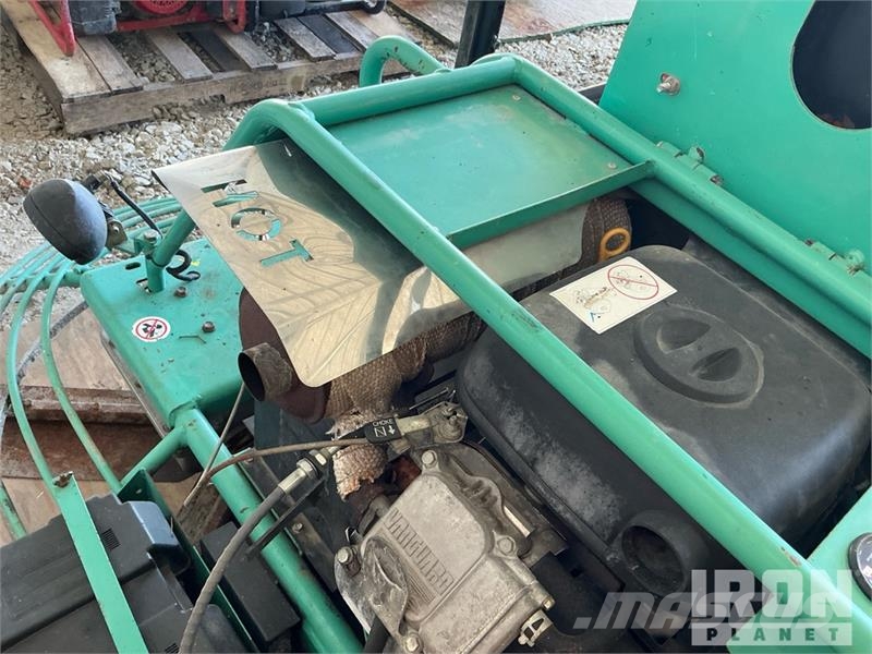 MultiQuip HHNG5 Ride-On Power Trowel Palas