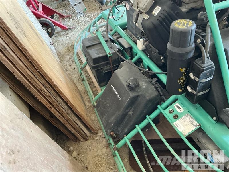 MultiQuip HHNG5 Ride-On Power Trowel Palas