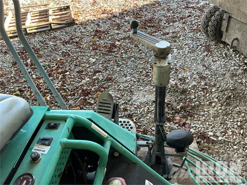 MultiQuip HHNG5 Ride-On Power Trowel Palas