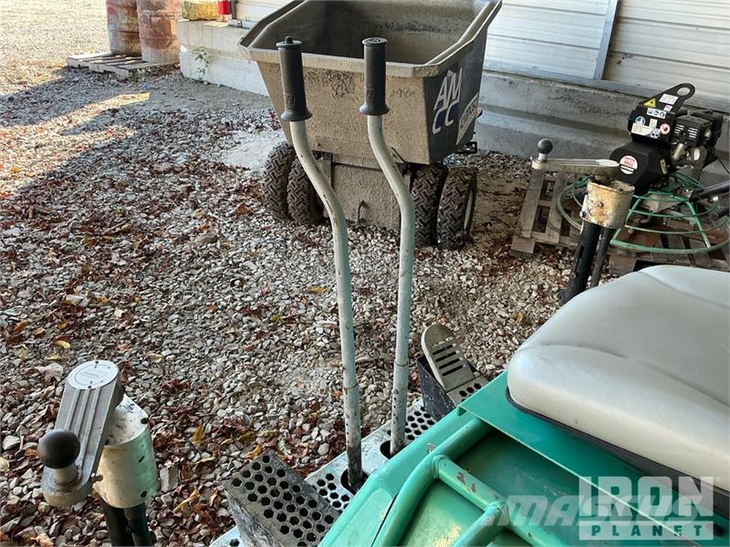 MultiQuip HHNG5 Ride-On Power Trowel Palas