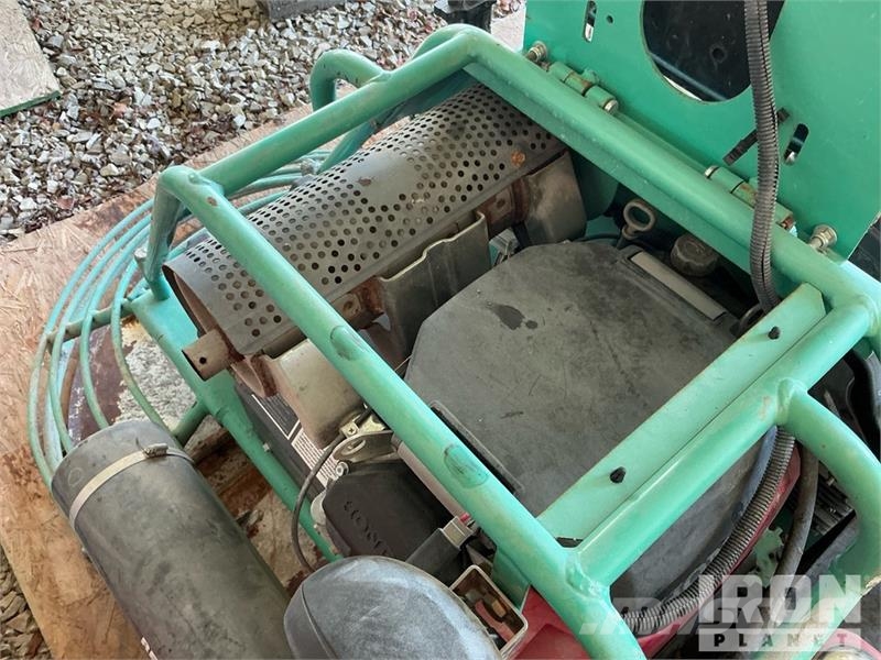 MultiQuip JWN24HTCSL Ride-On Power Trowel Palas