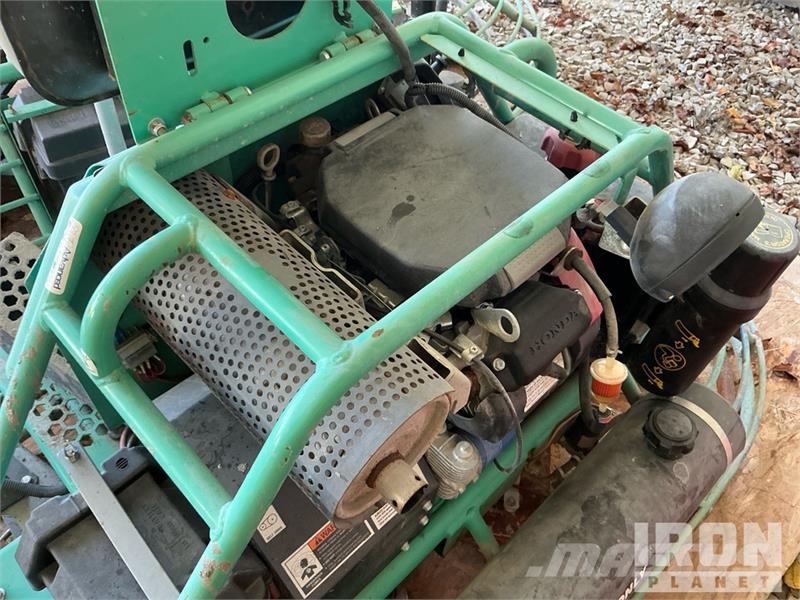 MultiQuip JWN24HTCSL Ride-On Power Trowel Palas
