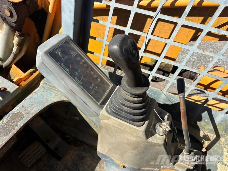 Mustang MTL25 滑移轉向裝載機