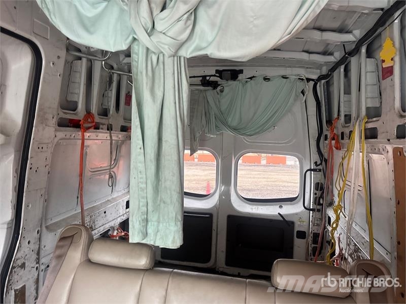 Nissan NV2500HD Dostavna vozila / kombiji