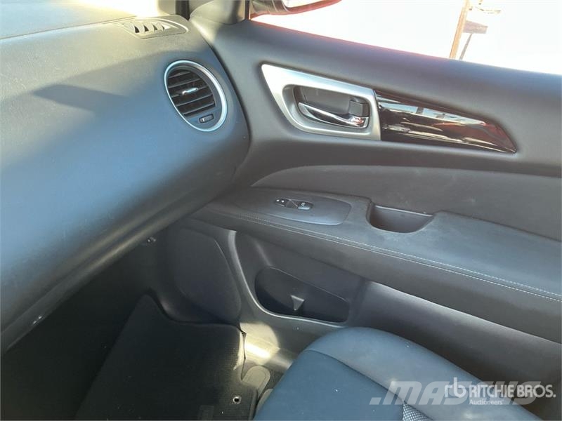 Nissan Pathfinder 2WD SUV Samochody osobowe