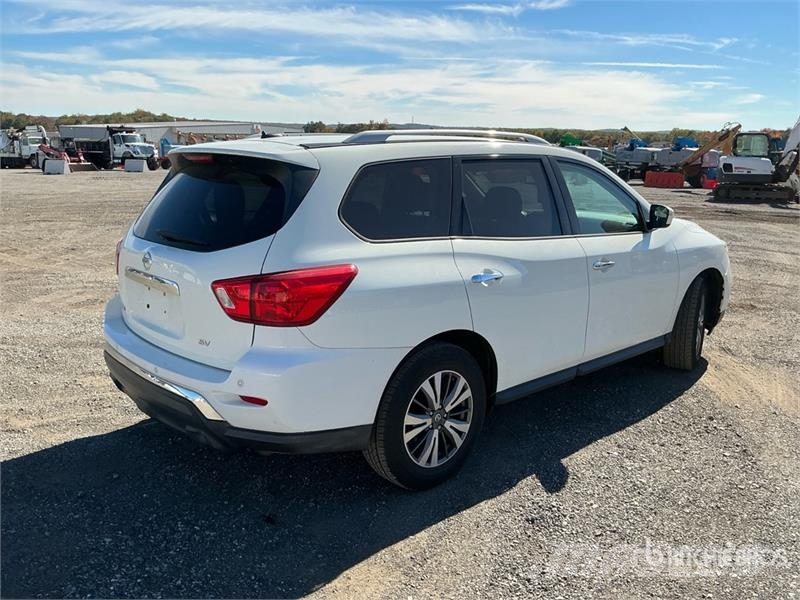 Nissan Pathfinder 2WD SUV Samochody osobowe