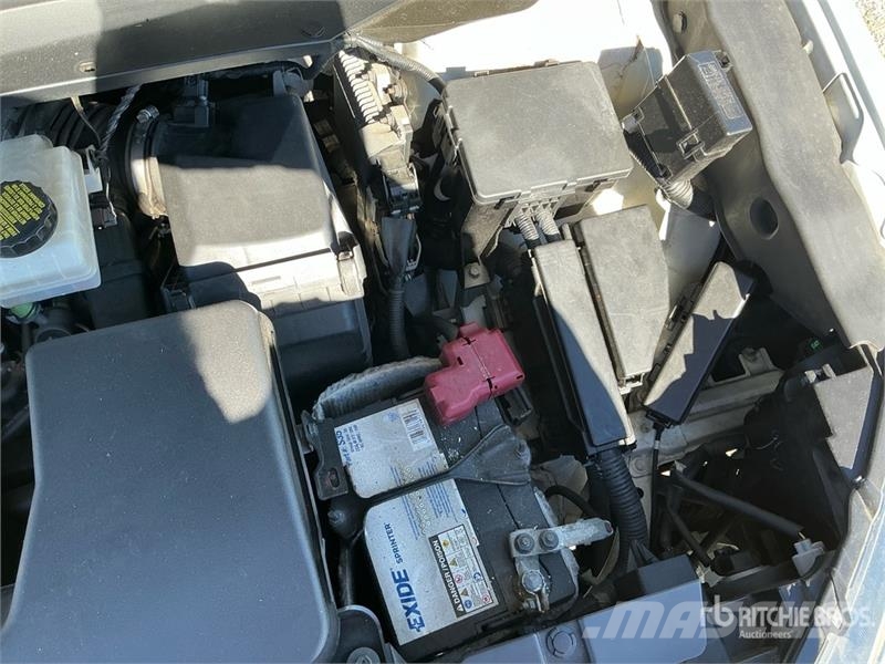 Nissan Pathfinder 2WD SUV Samochody osobowe