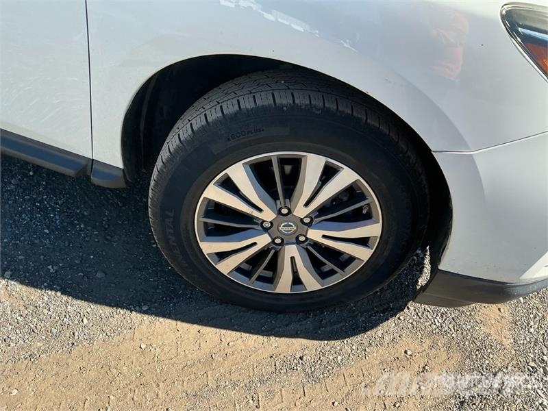 Nissan Pathfinder 2WD SUV Samochody osobowe