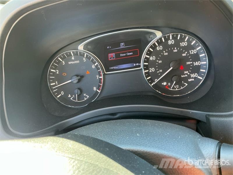 Nissan Pathfinder 2WD SUV Samochody osobowe