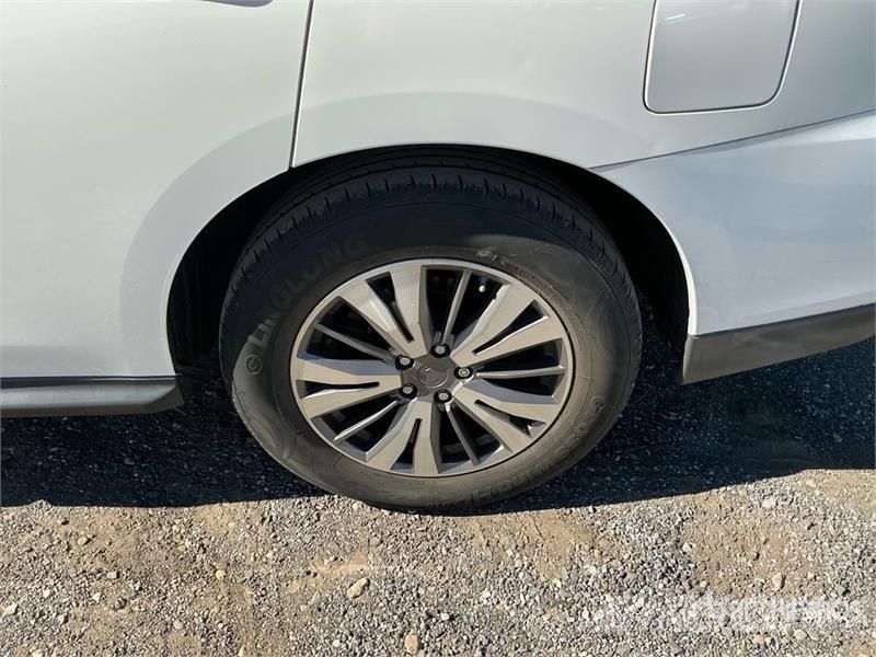 Nissan Pathfinder 2WD SUV Samochody osobowe