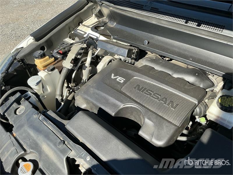Nissan Pathfinder SV 2WD SUV Automašīnas