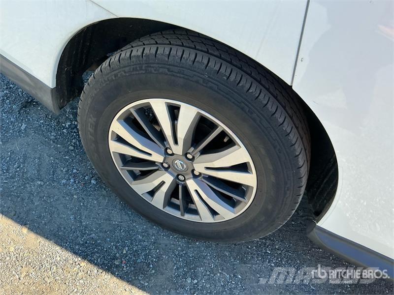 Nissan Pathfinder SV 2WD SUV Automašīnas